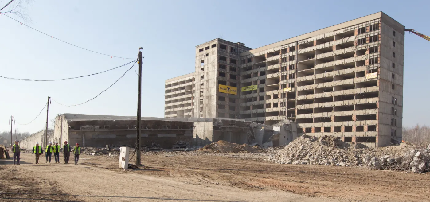 6049503-wyburzanie-kompleksu-akademickiego.jpg