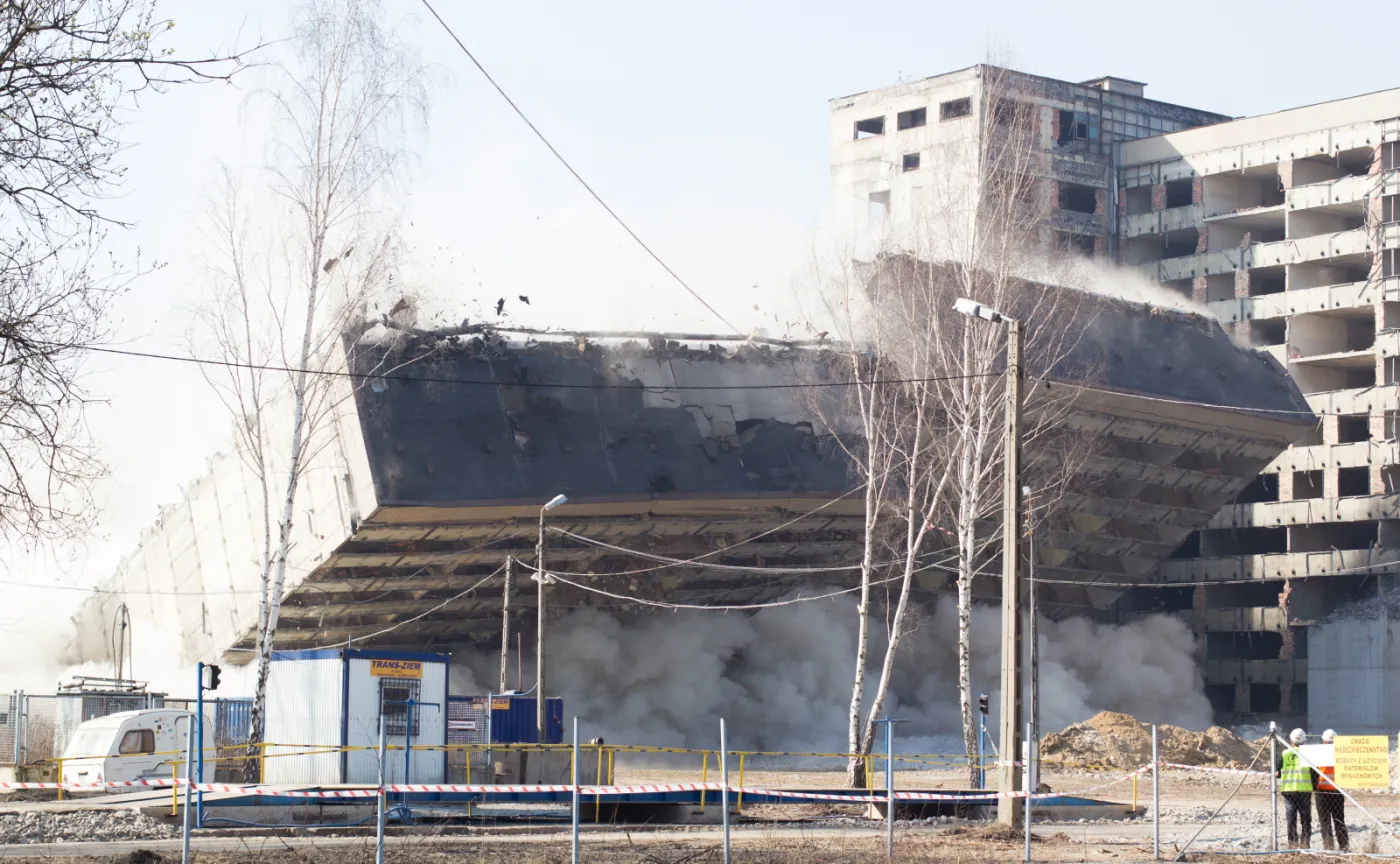 6049561-wyburzanie-kompleksu-akademickiego.jpg