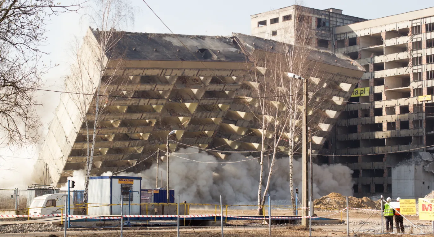 6049590-wyburzanie-kompleksu-akademickiego.jpg