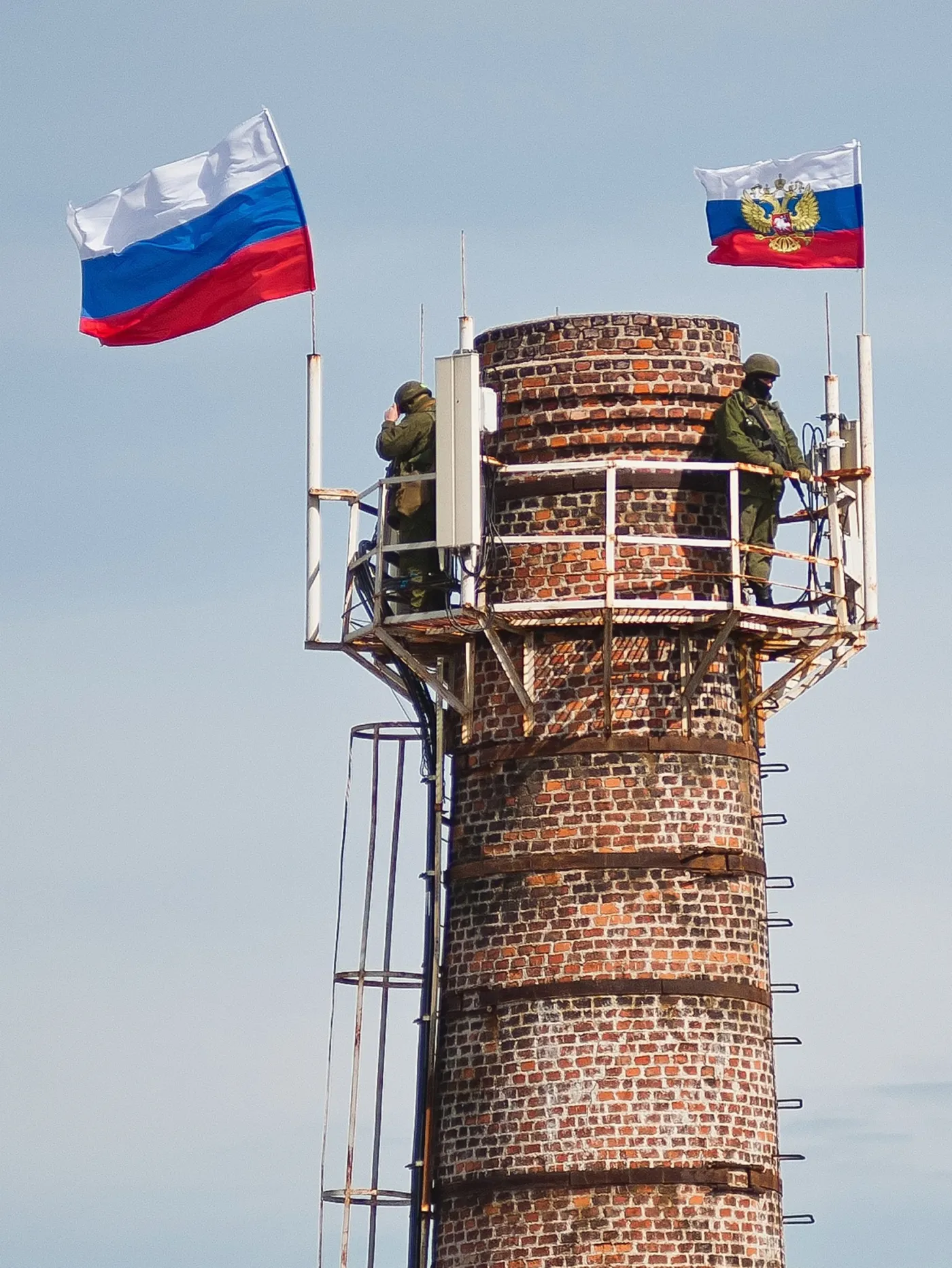 Rosyjskie flagi powiewają nieopodal wojskowej bazy w Symferopolu
