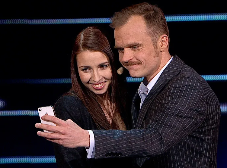 Rogucki robi słitfocię z uczestniczką i dostaje telefon od ...żony [WIDEO]