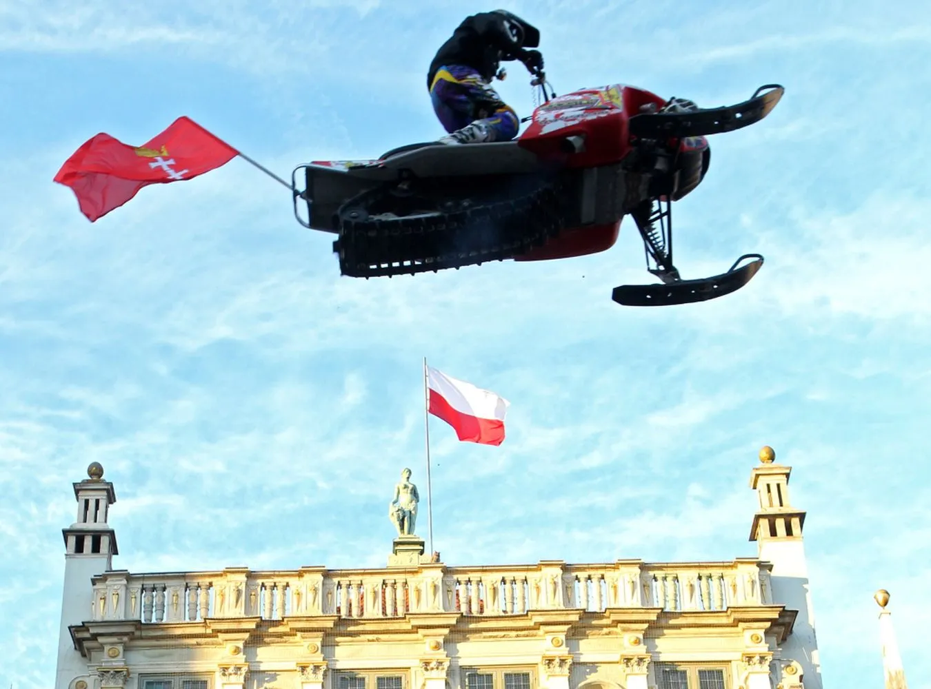 Skok na skuterze w wykonaniu Stiana Pedersena