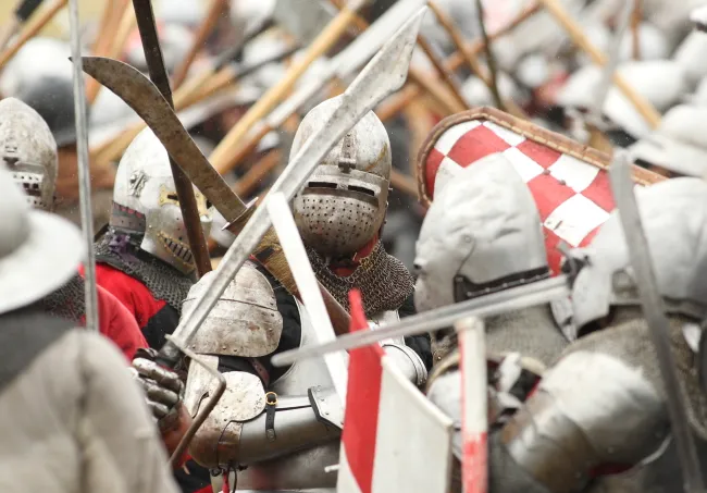 Ponowne starcie wojsk krzyżackich i polsko-litewskich. Inscenizacja bitwy pod Grunwaldem. ZDJĘCIA