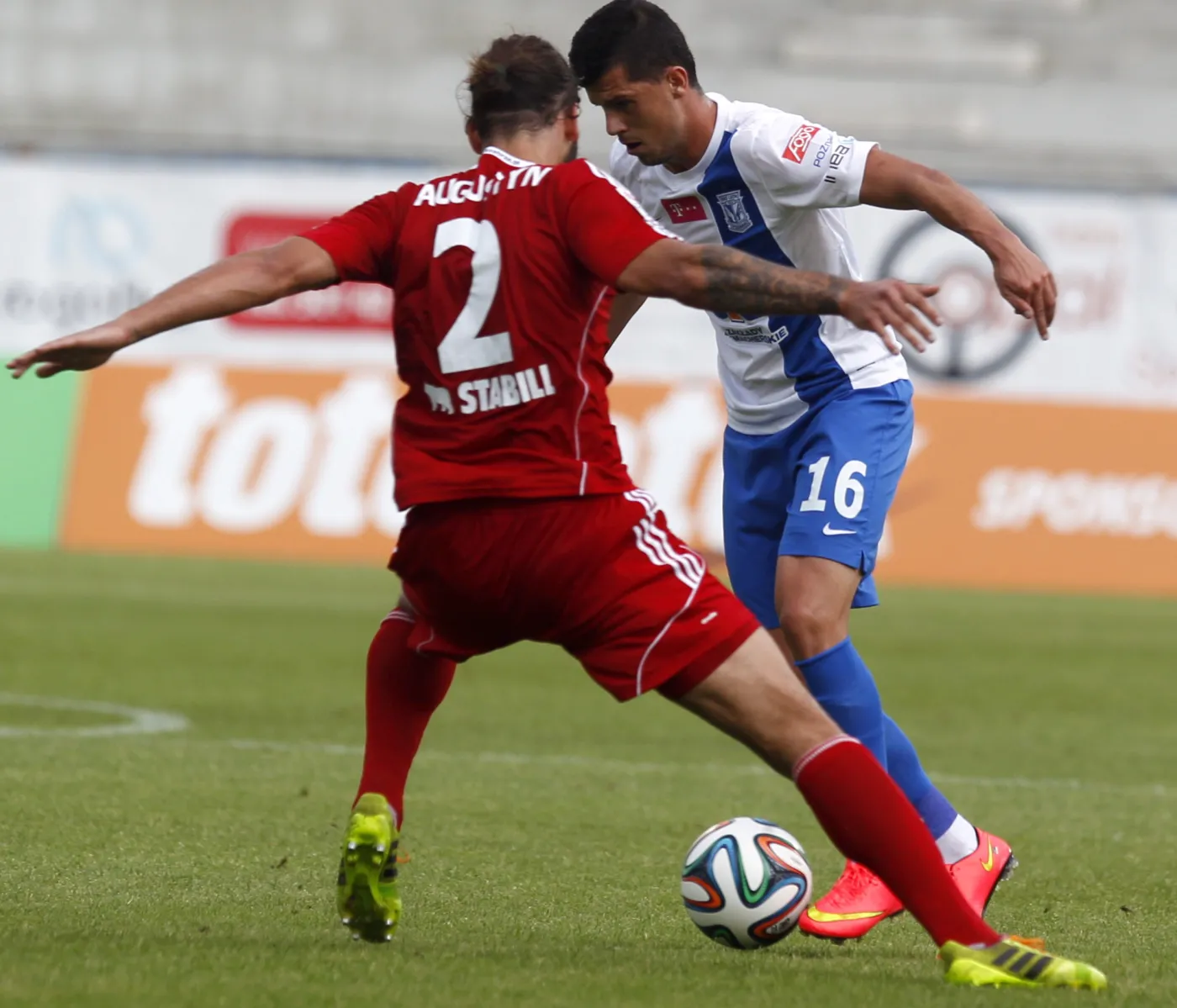 Zawodnik Lecha Poznań Darko Jevtic (P) walczy o piłkę z Błażejem Augustynem (L) z Górnika Zabrze podczas meczu polskiej Ekstraklasy