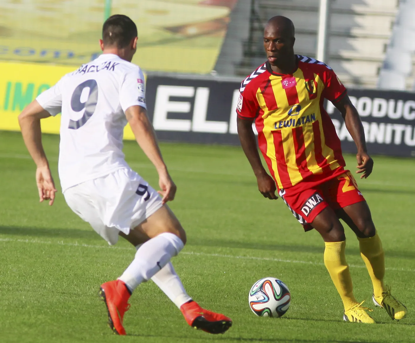 Będący przy piłce Leandro Messias Dos Santos (P) z miejscowej Korony atakowany przez Adama Frączczaka (L) z Pogoni Szczecin w meczu T-Mobile Ekstraklasy, rozegranym w Kielcach