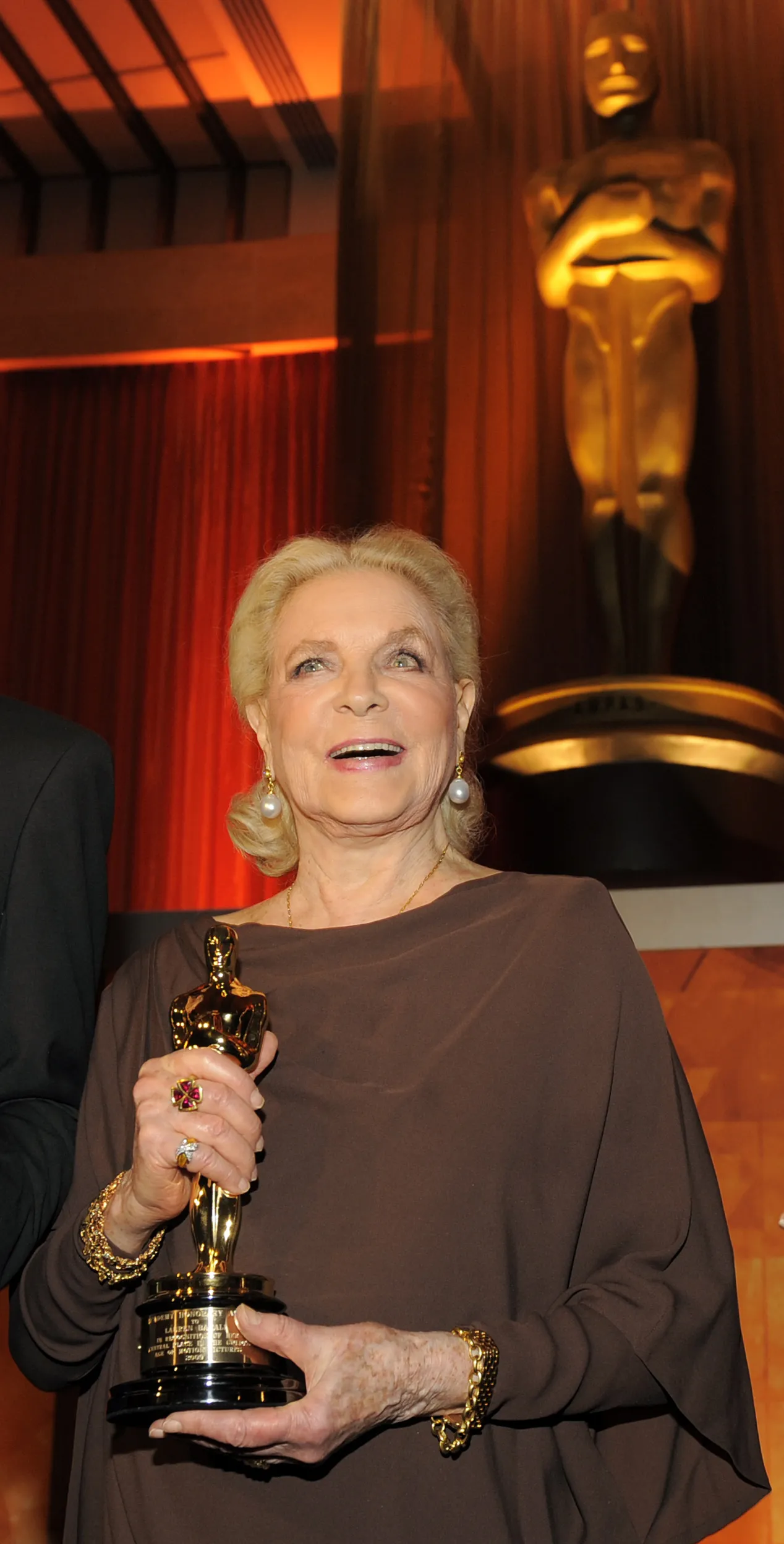 6668134-lauren-bacall-z-honorowym-oscarem.jpg