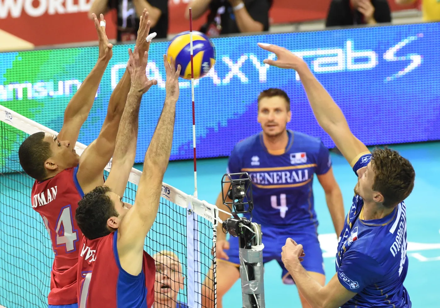 Nicolas Marechal (P) z reprezentacji Francji atakuje po bloku Mannix Roman (L) i Jose Rivera (2L) z Portoryko podczas meczu w grupie D mistrzostw świata w siatkówce mężczyzn rozgrywanego w Arenie Kraków