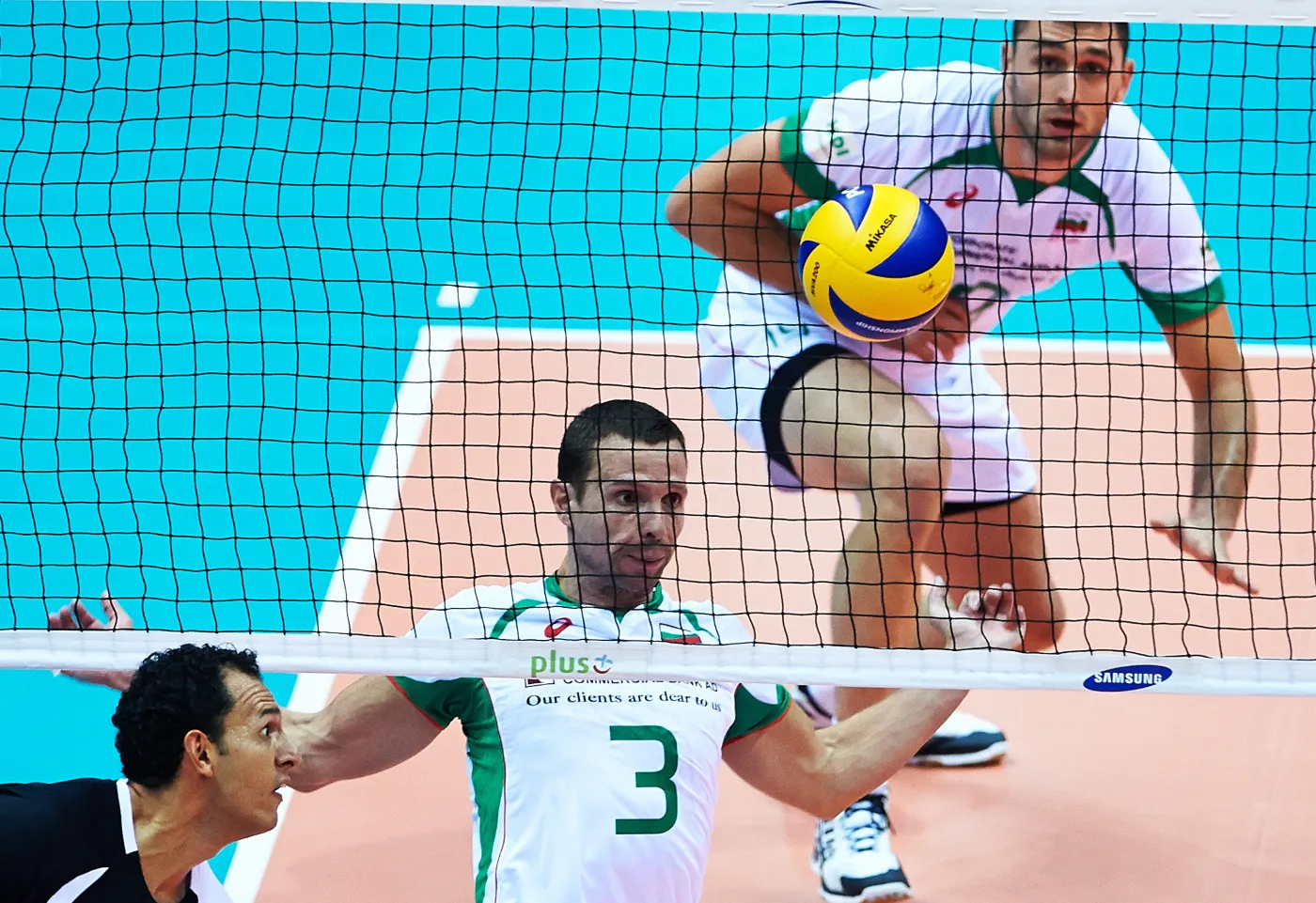 Bułgarzy Andrey Zhekov (C) i Tsvetan Sokolov (P) oraz Meksykanin Jorge Quinones (L) podczas meczu grupy C mistrzostw świata siatkarzy w Gdańsku