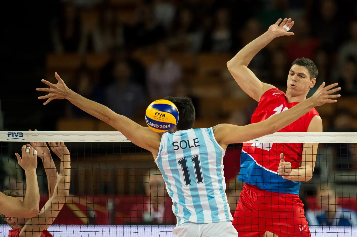 Piłkę zbija Serb Marco Podrascanin (P), blokuje Argentyńczyk Sebastian Sole (C) w meczu grupy A mistrzostw świata siatkarzy we Wrocławiu