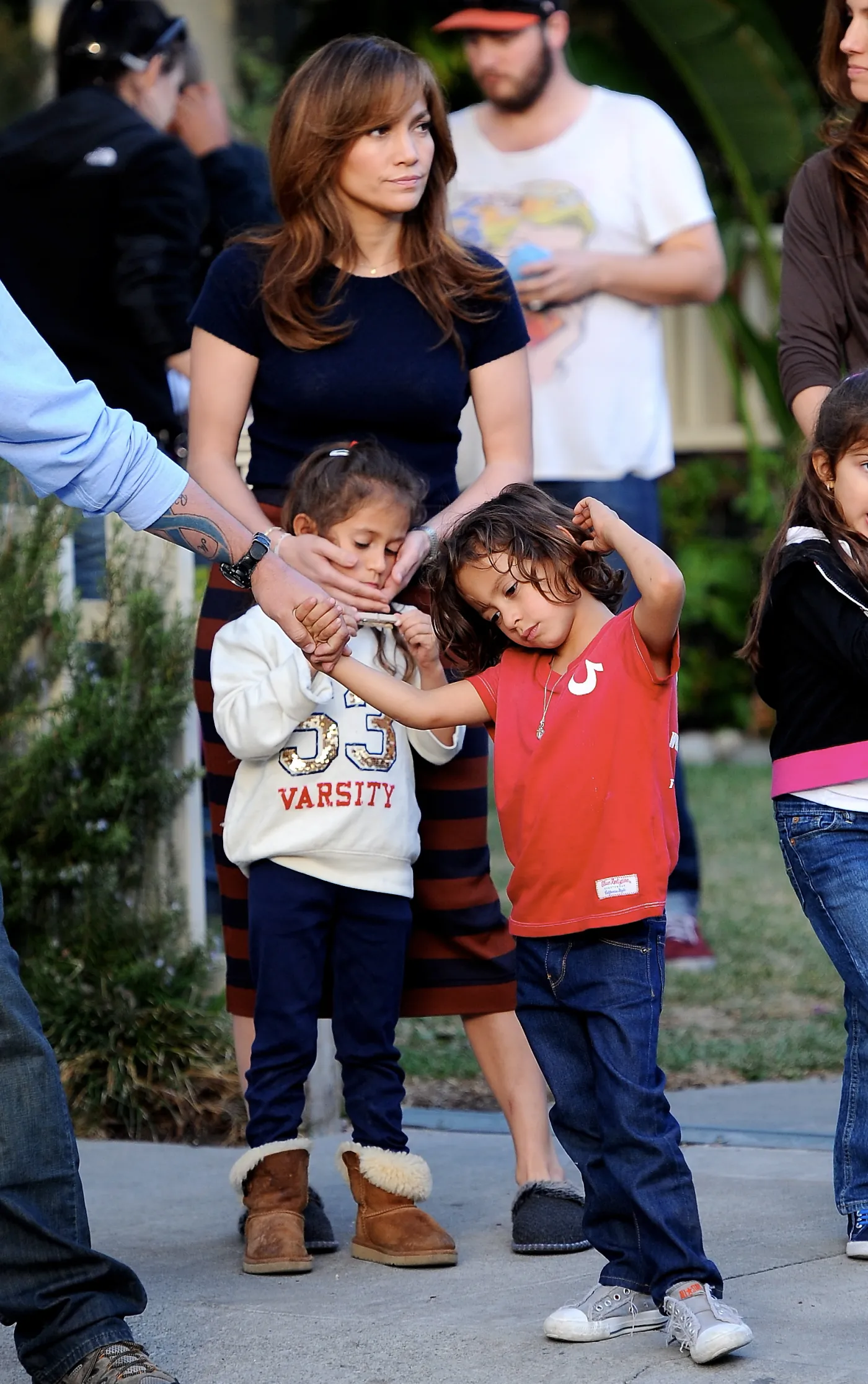 6778402-jennifer-lopez-z-dziecmi-na-planie.jpg