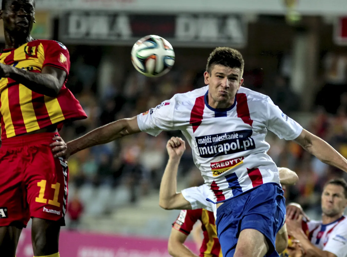 Zawodnik Korony Kielce Oliver Kapo (L) walczy o piłkę z Arturem Lenartowskim (P) z Podbeskidzia Bielsko-Biała 