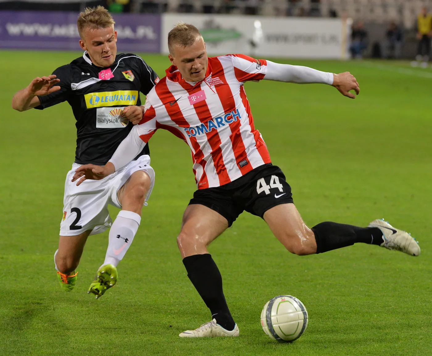 W akcji z piłką Paweł Jaroszyński (P) z Cracovii i Filip Modelski (L) z Jagiellonii Białystok