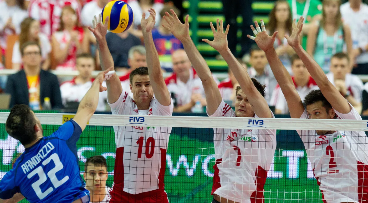 Potrójny blok reprezentacji Polski - za siatką od lewej: Mariusz Wlazły, Karol Kłos i Michał Winiarski przed zbijającym piłkę Włochem Luigi Randazzo w meczu Ligi Światowej siatkarzy