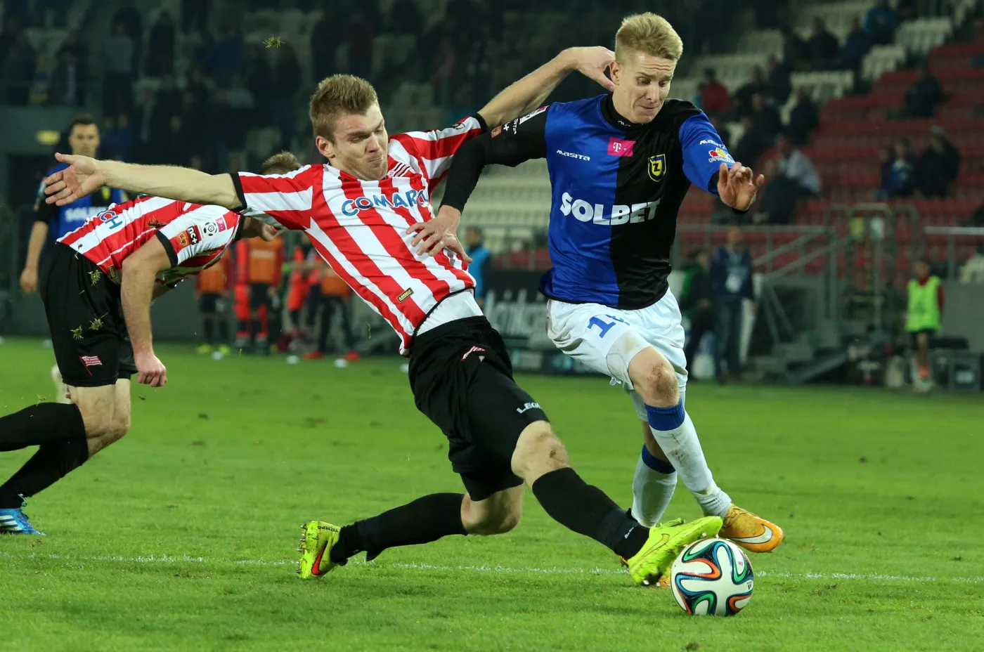 Zawodnik Cracovii Bartosz Rymaniak (L) walczy o piłkę z Jakubem Wójcickim (P) z Zawiszy Bydgoszcz podczas meczu polskiej Ekstraklasy,