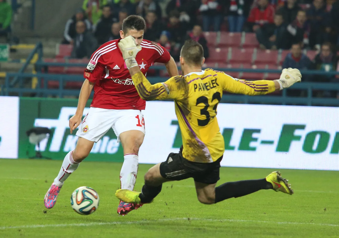 W akcji na bramkę Mariusza Pawełka (P) ze Śląska Wrocław Mateusz Stępiński (L) z miejscowej Wisły w meczu T-Mobile Ekstraklasy