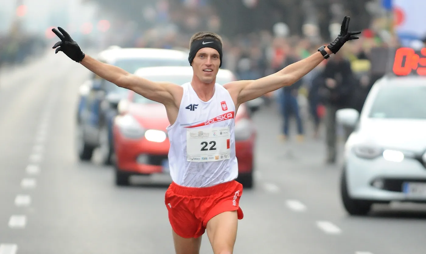 Łukasz Parszczyński jako pierwszy dobiegł do mety 10-kilometrowej trasy XXVI Biegu Niepodległości w Warszawie