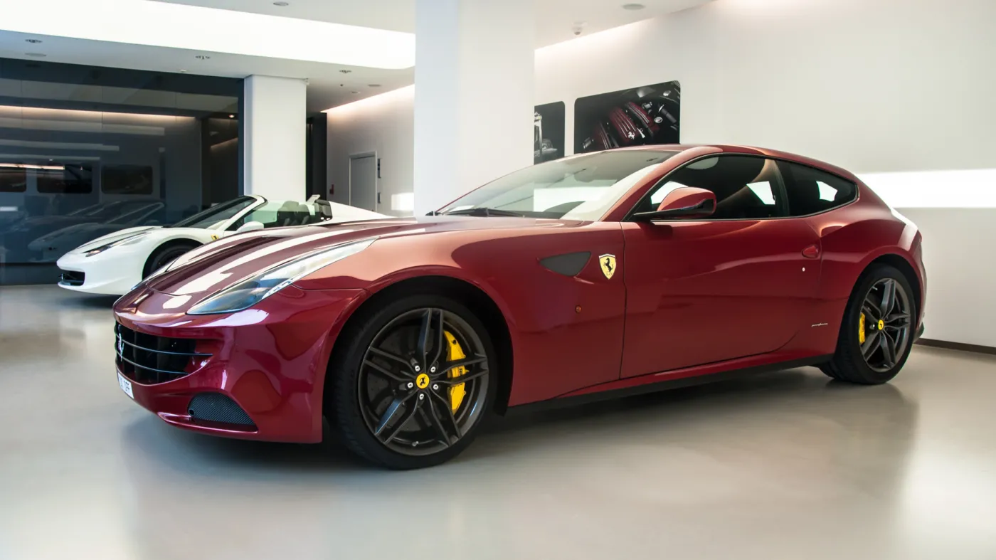 7077555-ferrari-ff-silnik-v12-o-pojemnosci.jpg