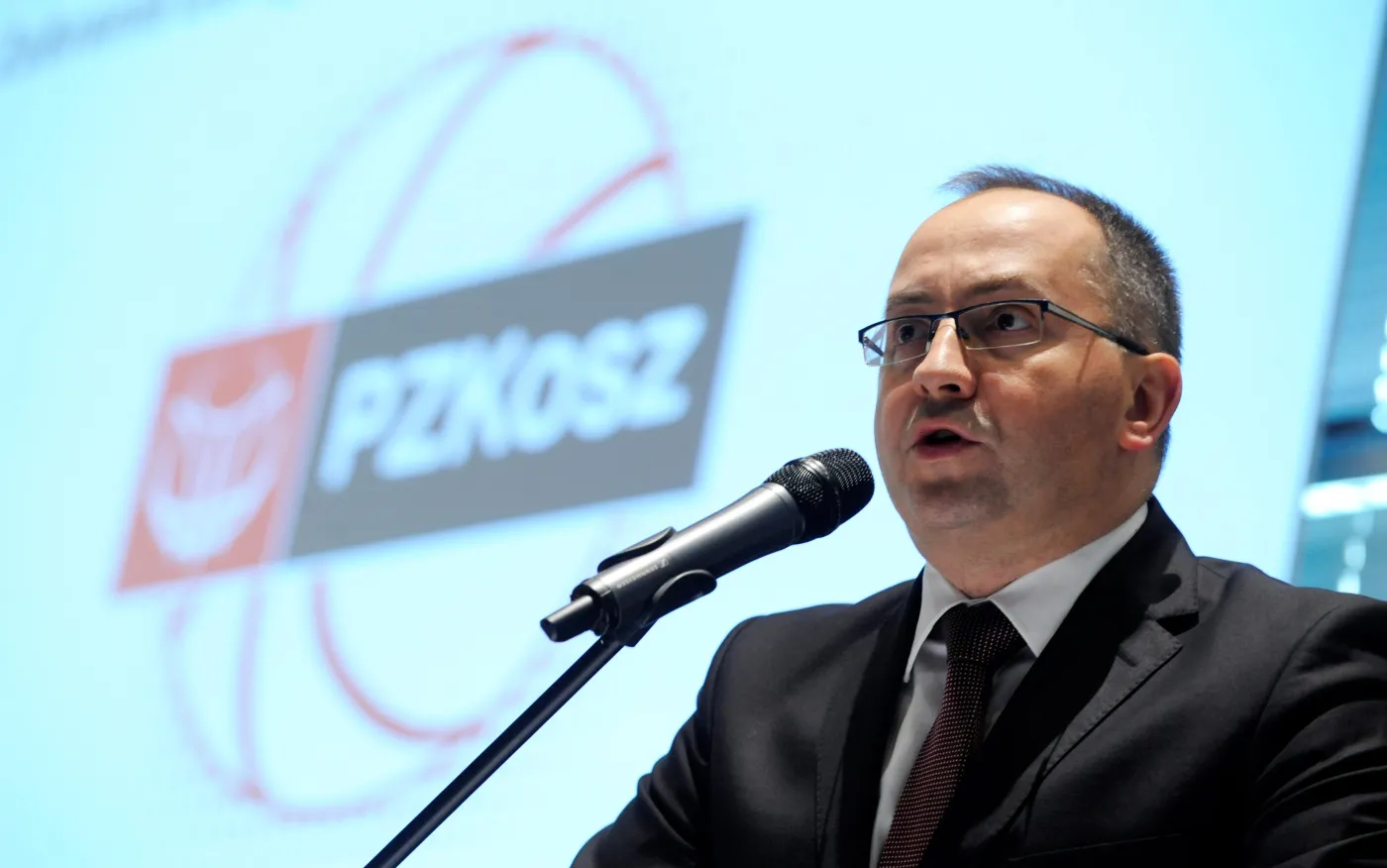 Na mównicy prezes Polskiego Związku Koszykówki Grzegorz Bachański podczas Walnego Zebrania Sprawozdawczo-Wyborcze Delegatów PZKosz