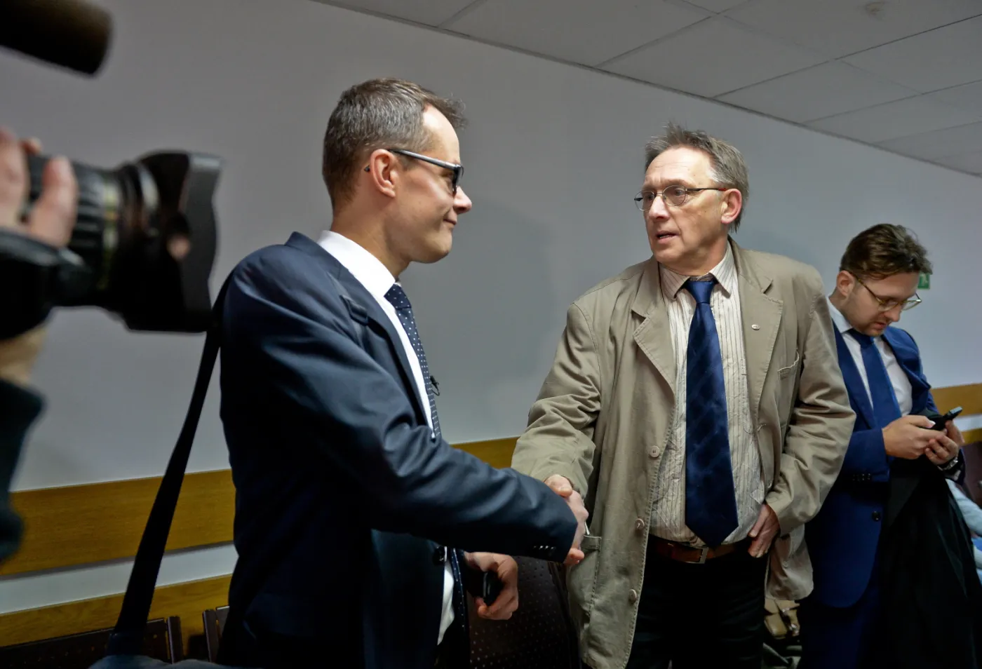 Fotoreporter PAP Tomasz Gzell (drugi z prawej) i dziennikarz TV Republika Jan Pawlicki (pierwszy z lewej), przed rozprawą przed Sądem Rejonowym w Warszawie