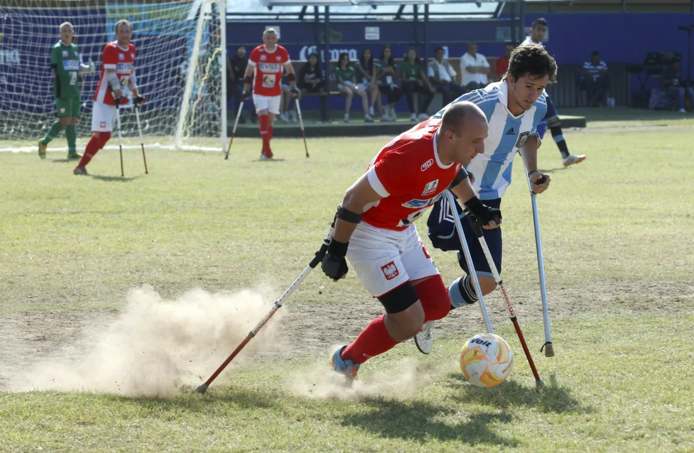 Reprezentacja Polski w ampfutbolu pokonała 5 bm. w meksykańskim mieście Culiacan faworyzowaną Argentynę 2:1 i awansowała do półfinału piłkarskich mistrzostw świata osób po amputacjach. 