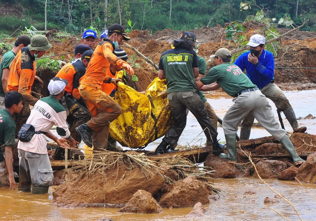 Lawina błota zabiła co najmniej 30 osób. ZDJĘCIA