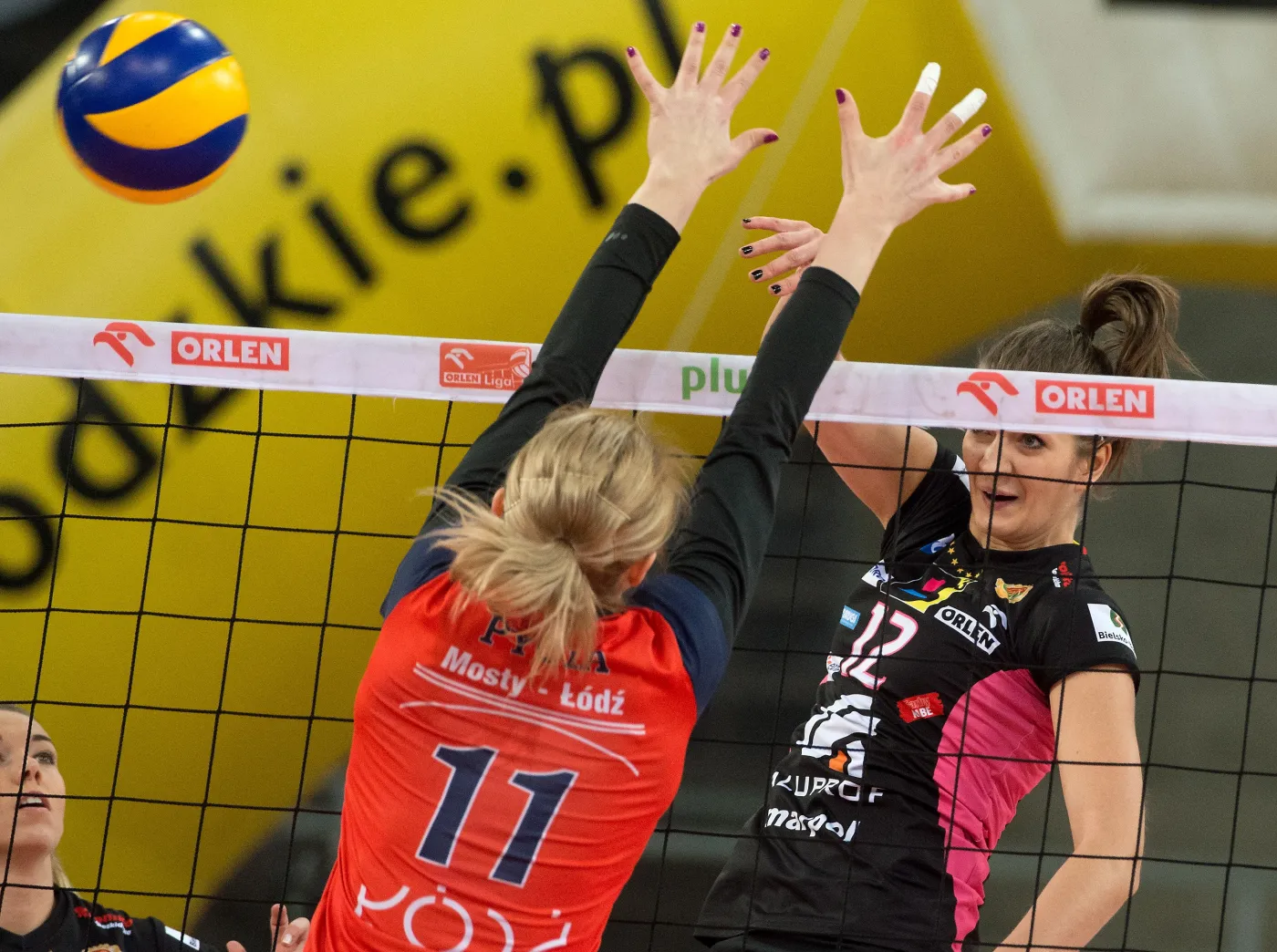 Siatkarka Budowlanych Łódź Sylwia Pycia (L) blokuje po ataku Aleksandry Trojan (P) z BKS Aluprof Bielsko-Biała
