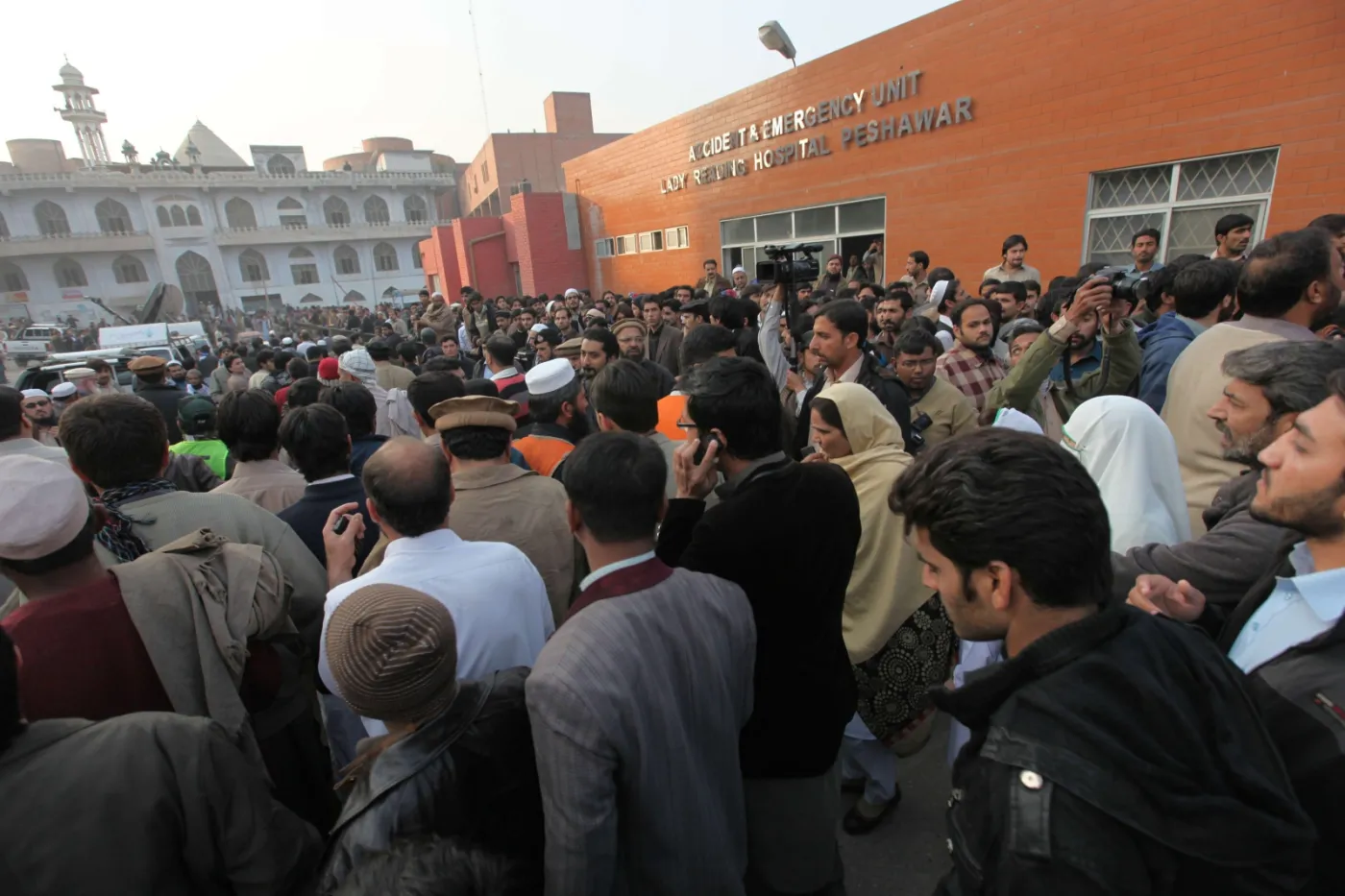 Wzrosła liczba ofiar ataku na szkołę w Peszawarze. 141 zabitych, w tym 132 uczniów