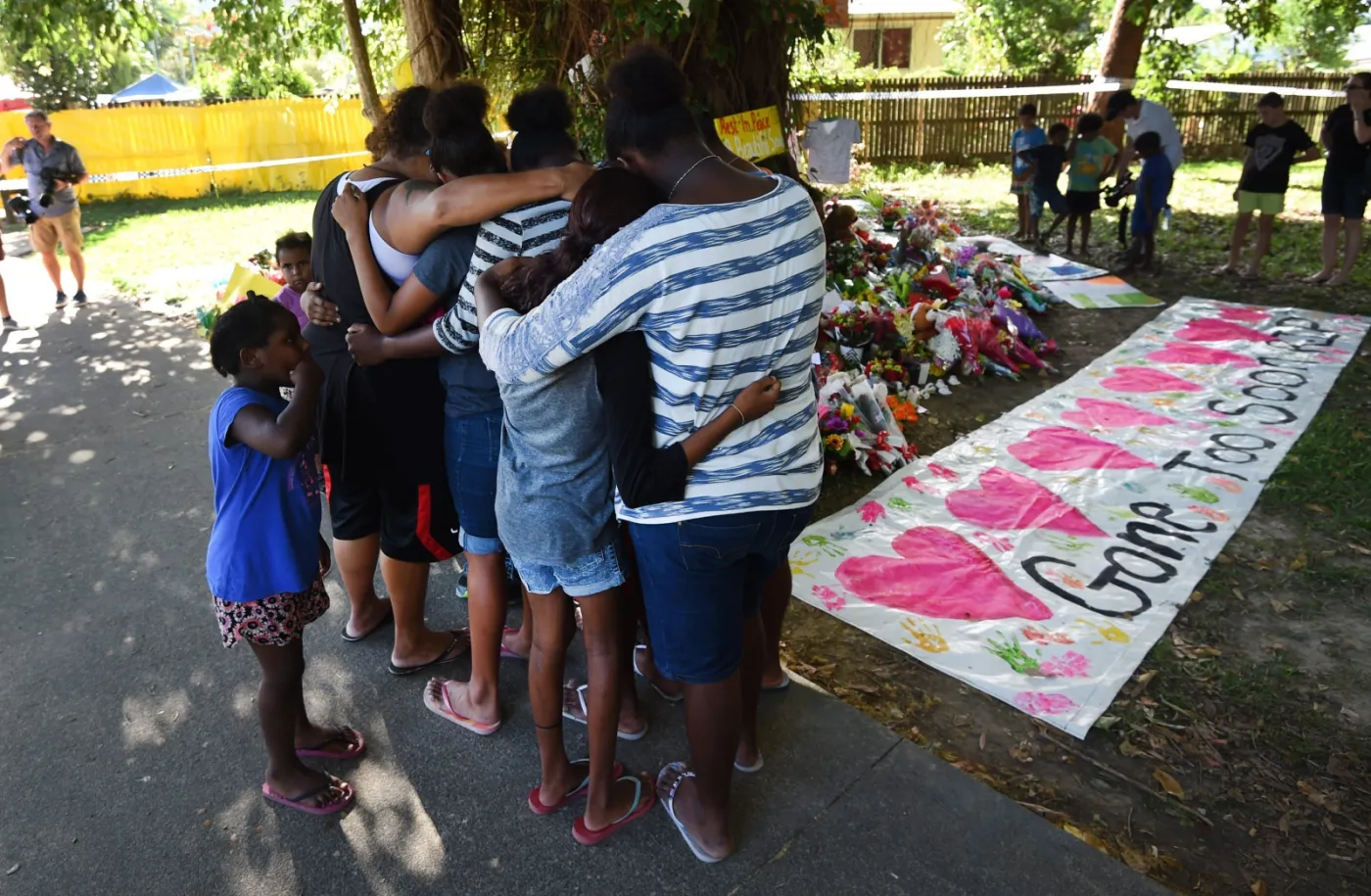 Mieszkańcy oddają hołd zamordowanym dzieciom