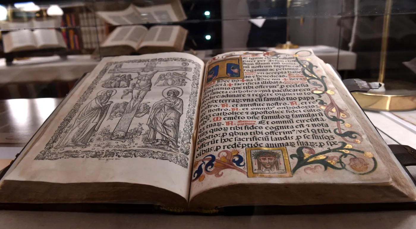 7222470-unikatowe-starodruki-w-klasztorze.jpg
