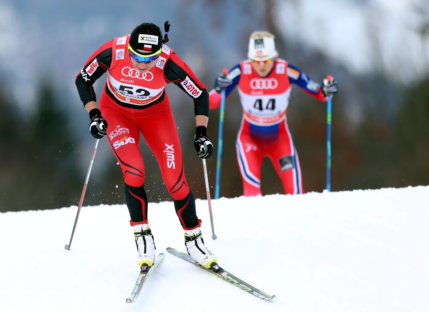 Polka Justyna Kowalczyk i Norweżka Martine Ek Hagen w biegu na 3 km techniką dowolną, prologu zawodów narciarskiego cyklu Tour de Ski w niemieckim Oberstdorfie