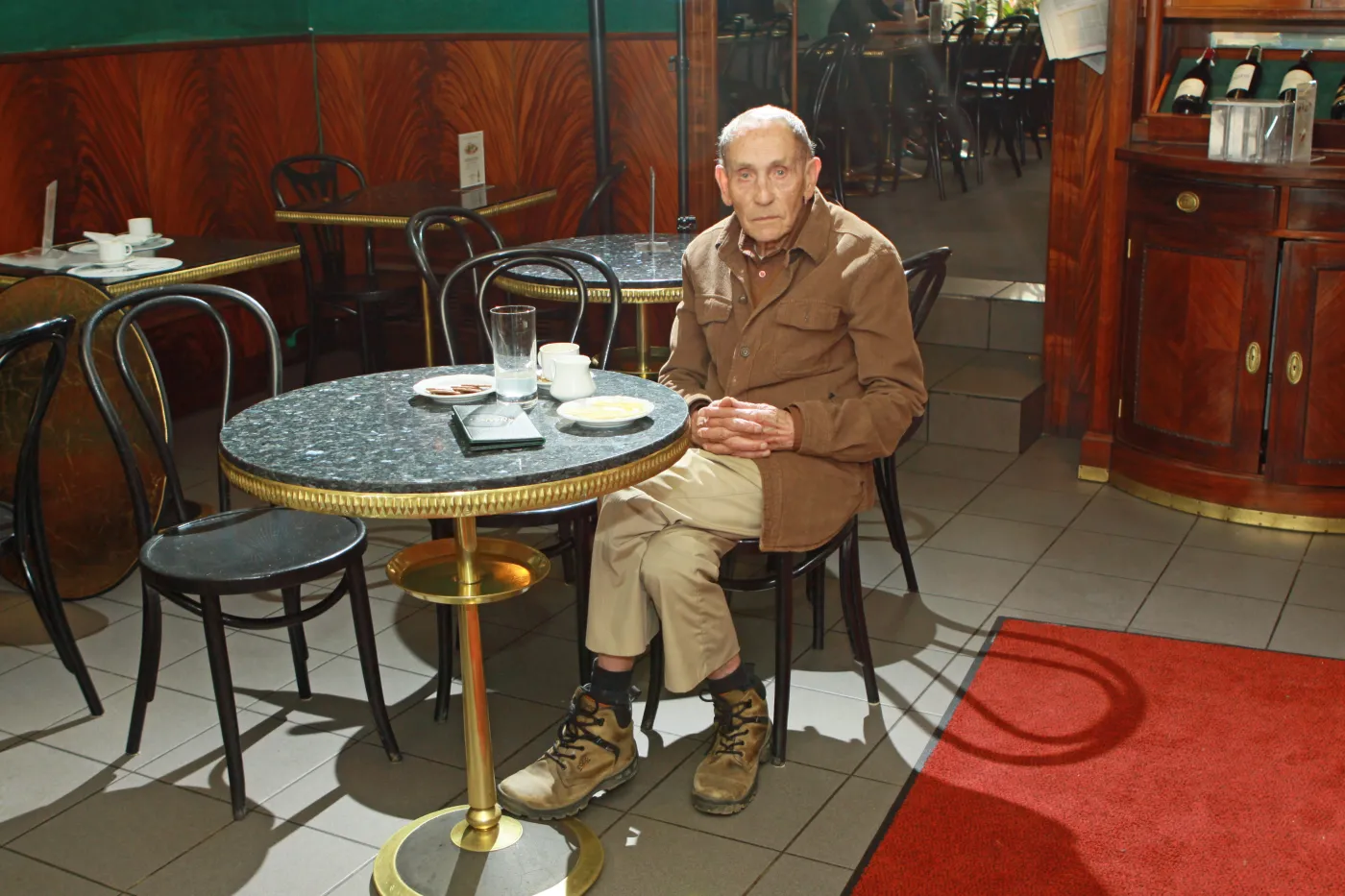 7273878-tadeusz-konwicki-w-kawiarni-blikle.jpg