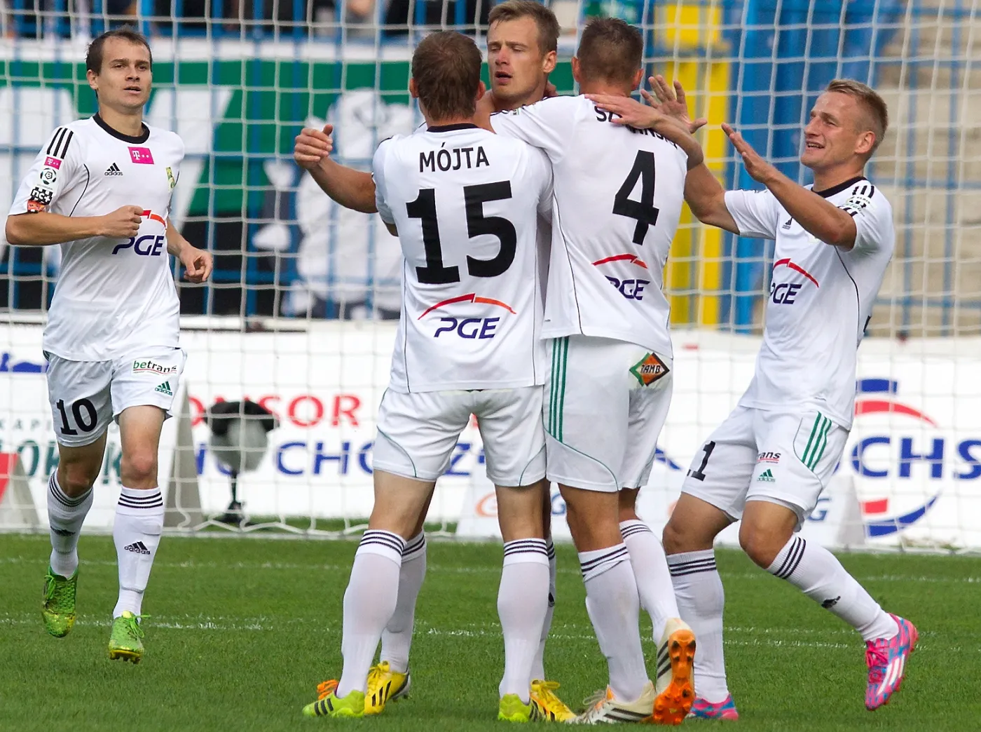 Radość piłkarzy PGE GKS Bełchatów po zdobyciu bramki w meczu polskiej Ekstraklasy z Ruchem Chorzów