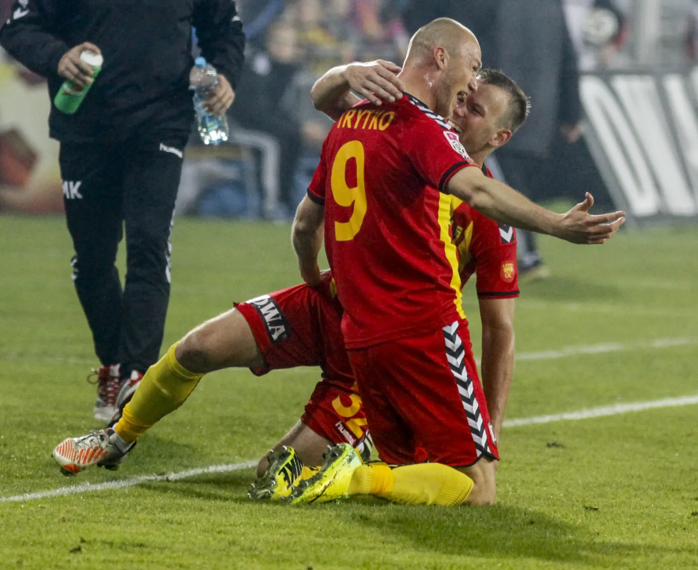 Zawodnik Korony Kielce Przemysław Trytko (L) cieszy się ze strzelenia bramki Piastowi Gliwice podczas meczu piłkarskiej T-Mobile Ekstraklasy