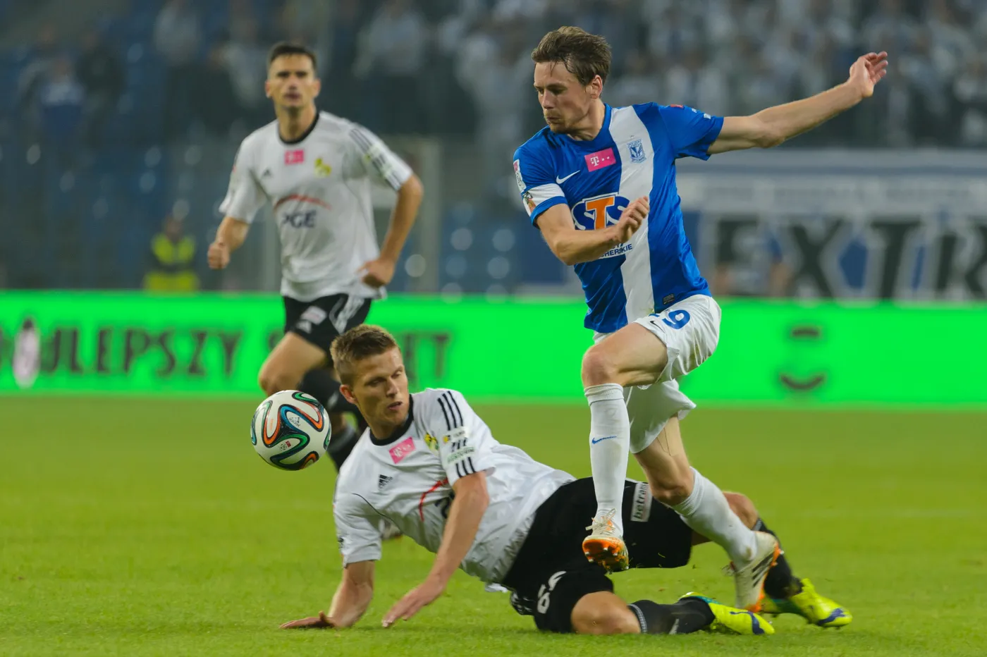 Kasper Hamalainen (P) z Lecha Poznań walczy o piłkę z Błażejem Telichowskim (C) z GKS Bełchatów podczas meczu jedenastej kolejki piłkarskiej T-Mobile Ekstraklasy