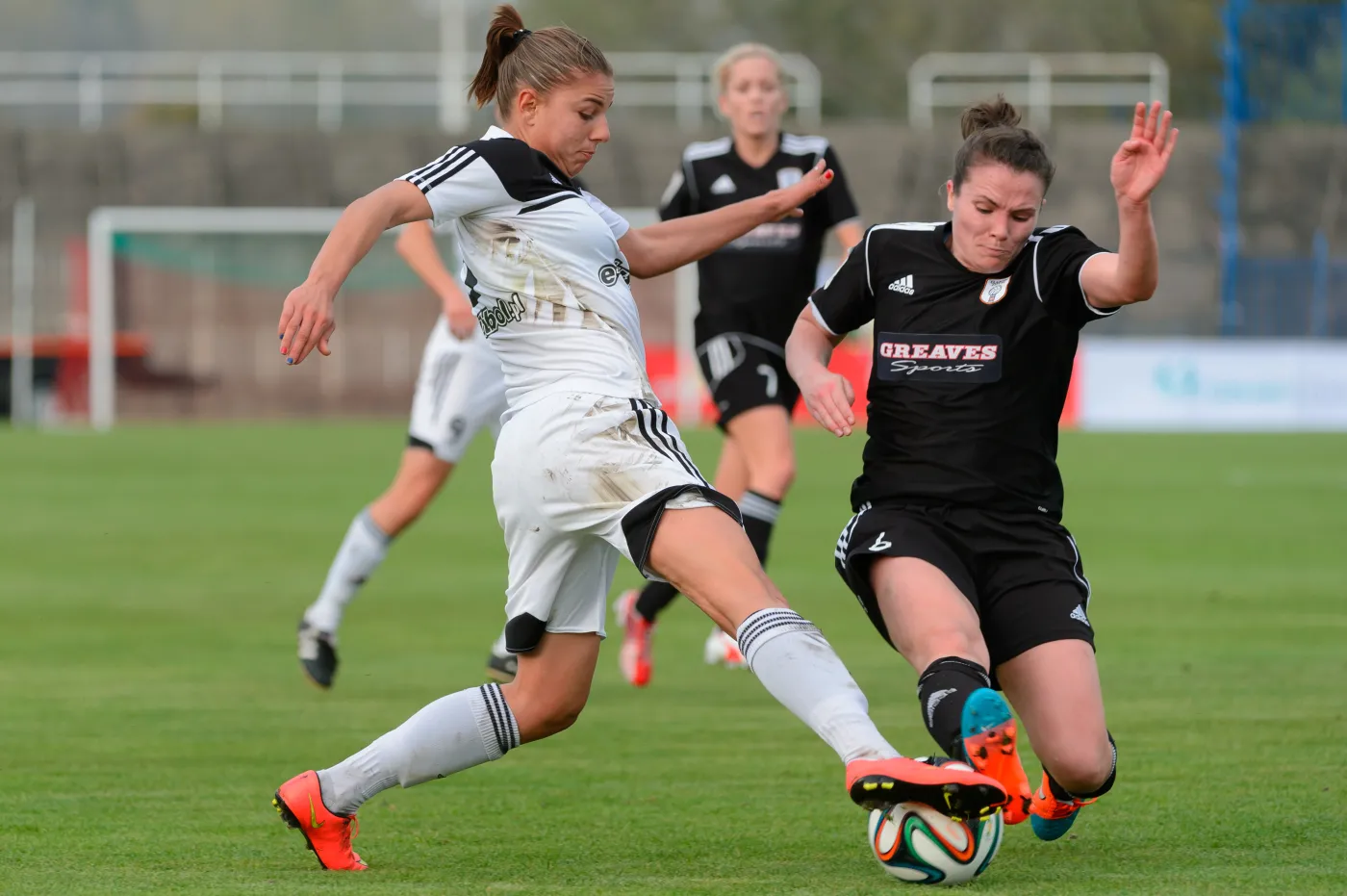 W akcji do piłki Aleksandra Sikora (L) z miejscowego Medyka i Joanne Love (P) z Glasgow City FC w meczu 1/16 finału piłkarskiej Ligi Mistrzyń, rozegranym w Koninie