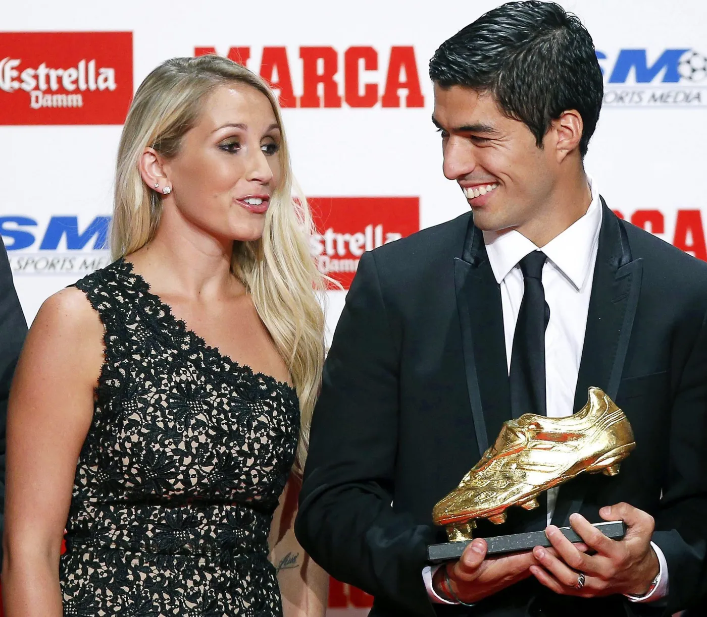 Luis Suarez w towarzystwie pięknej zony odebrał "Złoty But"