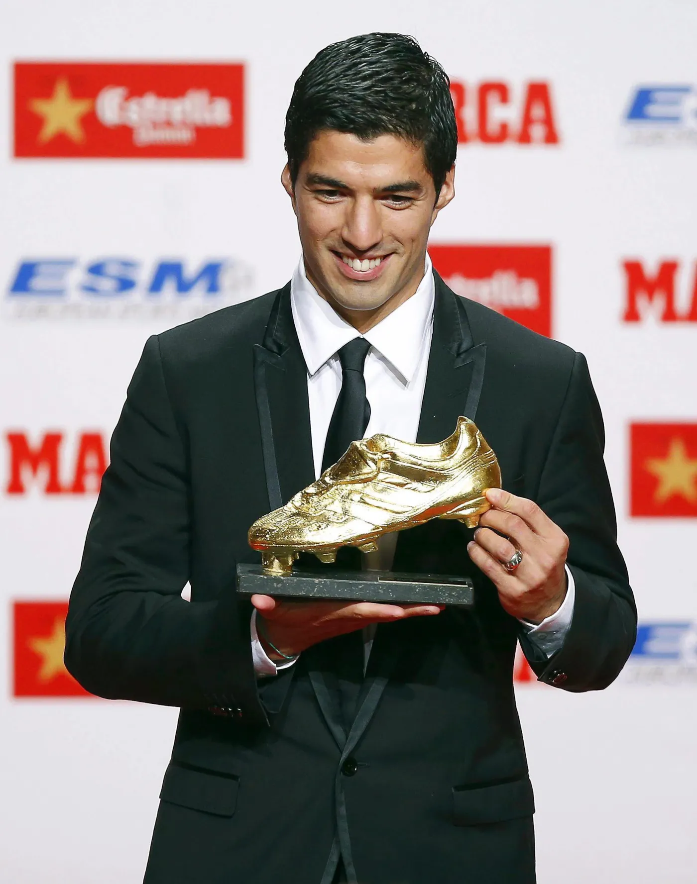 6953167-luis-suarez-w-towarzystwie-pieknej.jpg