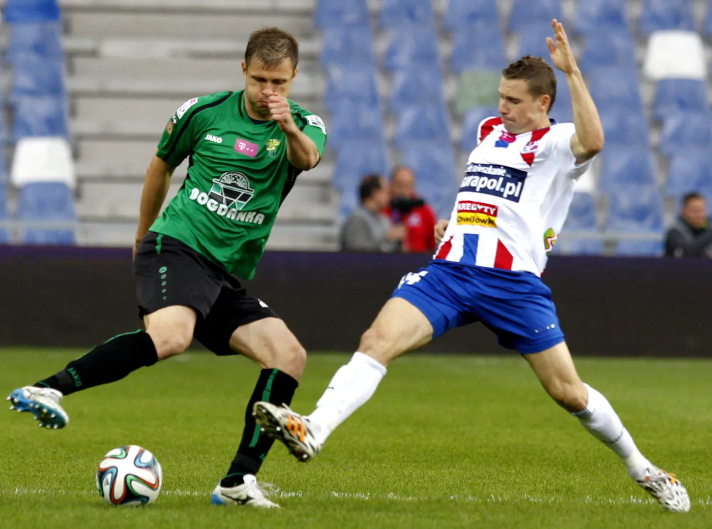 W pojedynku o piłkę Damian Chmiel (P) z miejscowego Podbeskidzia i Maciej Szmatiuk (L) z Górnika Łęczna w meczu T-Mobile Ekstraklasy, rozegranym w Bielsku-Białej