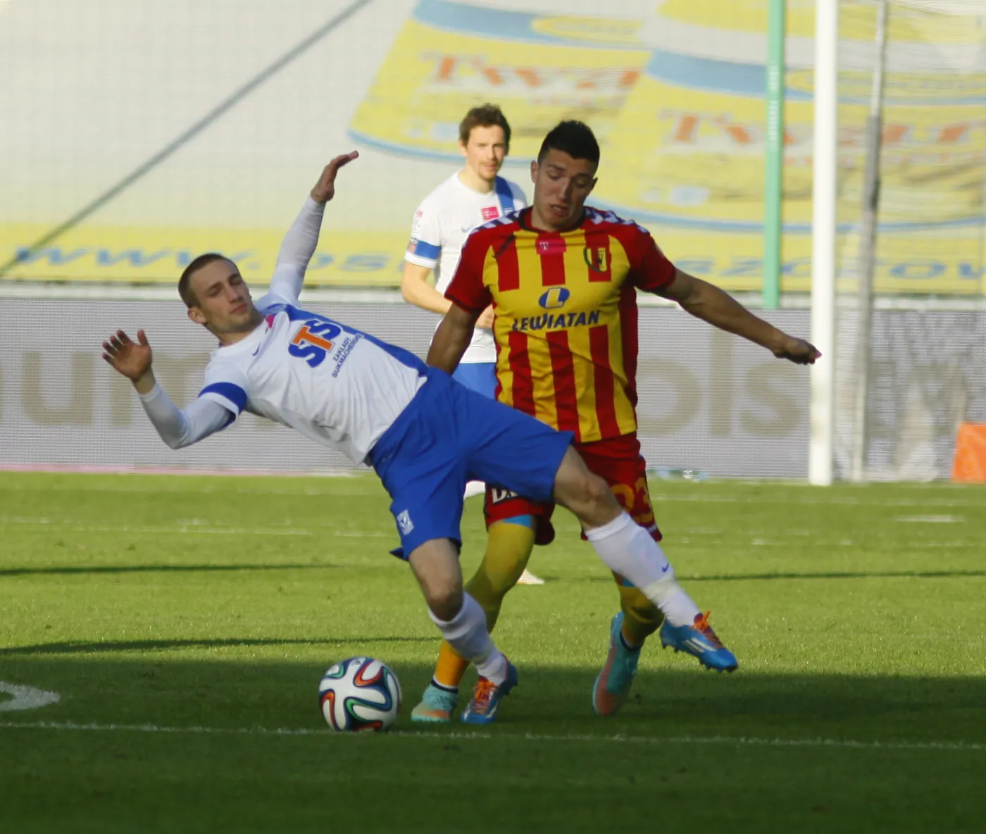 W pojedynku o piłkę Vanja Markovic (P) z miejscowej Korony i Szymon Pawłowski (L) z Lecha Poznań w meczu T-Mobile Ekstraklasy