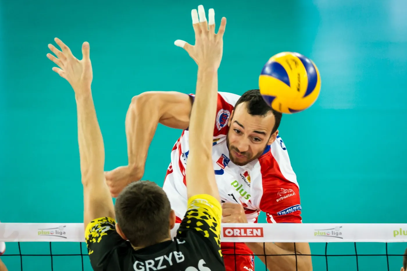 Siatkarz Transferu Bydgoszcz Justin Duff (P) atakuje po bloku Wojciecha Grzyba (L) z Lotosu Trefl Gdańsk podczas meczu Ekstraklasy siatkarzy