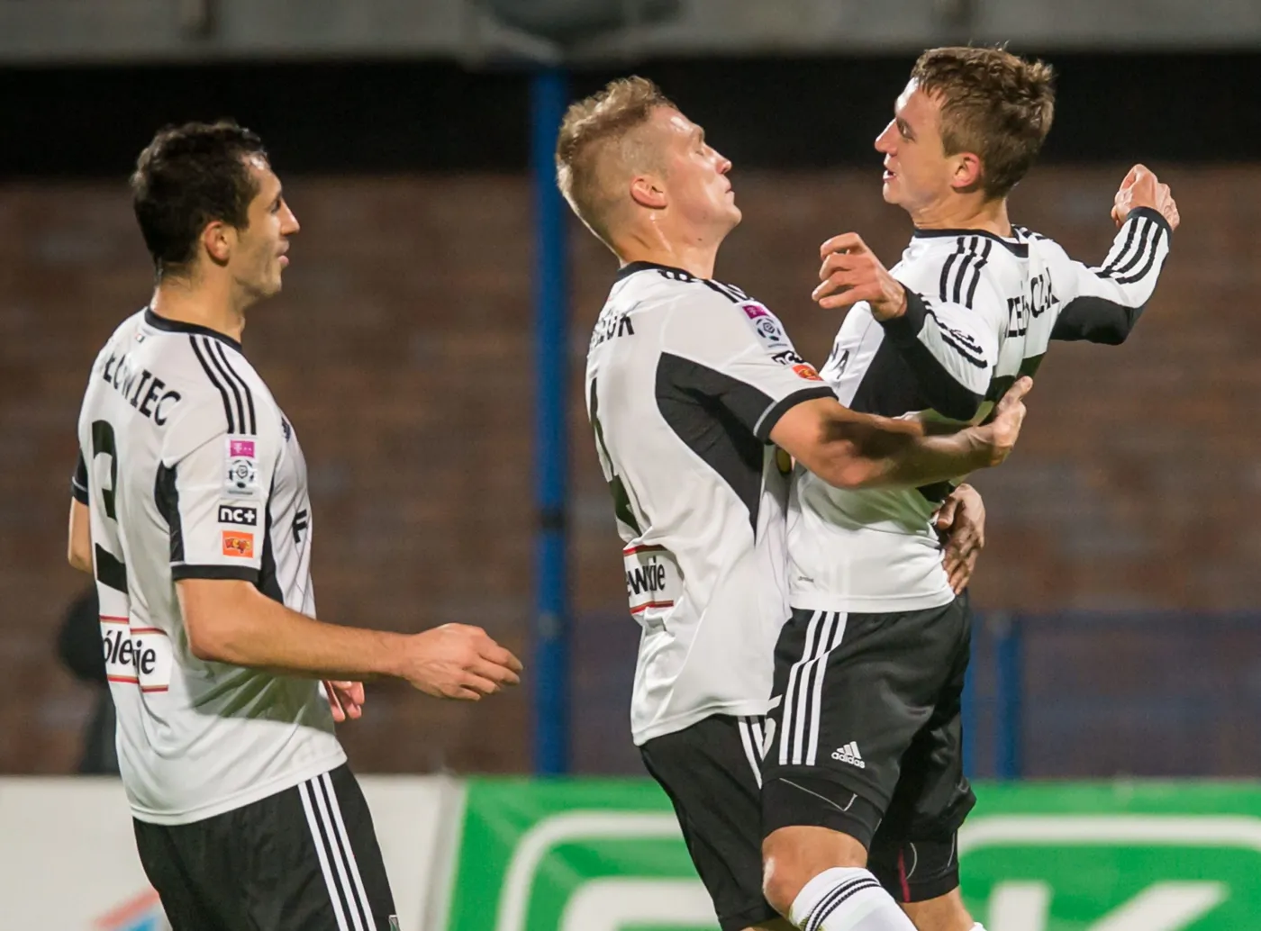 Strzelec bramki dla Legii Warszawa Jakub Rzeźniczak (P) przyjmuje gratulacje od Igora Lewczuka (C) i Tomasza Jodłowca podczas meczu piłkarskiej T-Mobile Ekstraklasy z Zawiszą Bydgoszcz