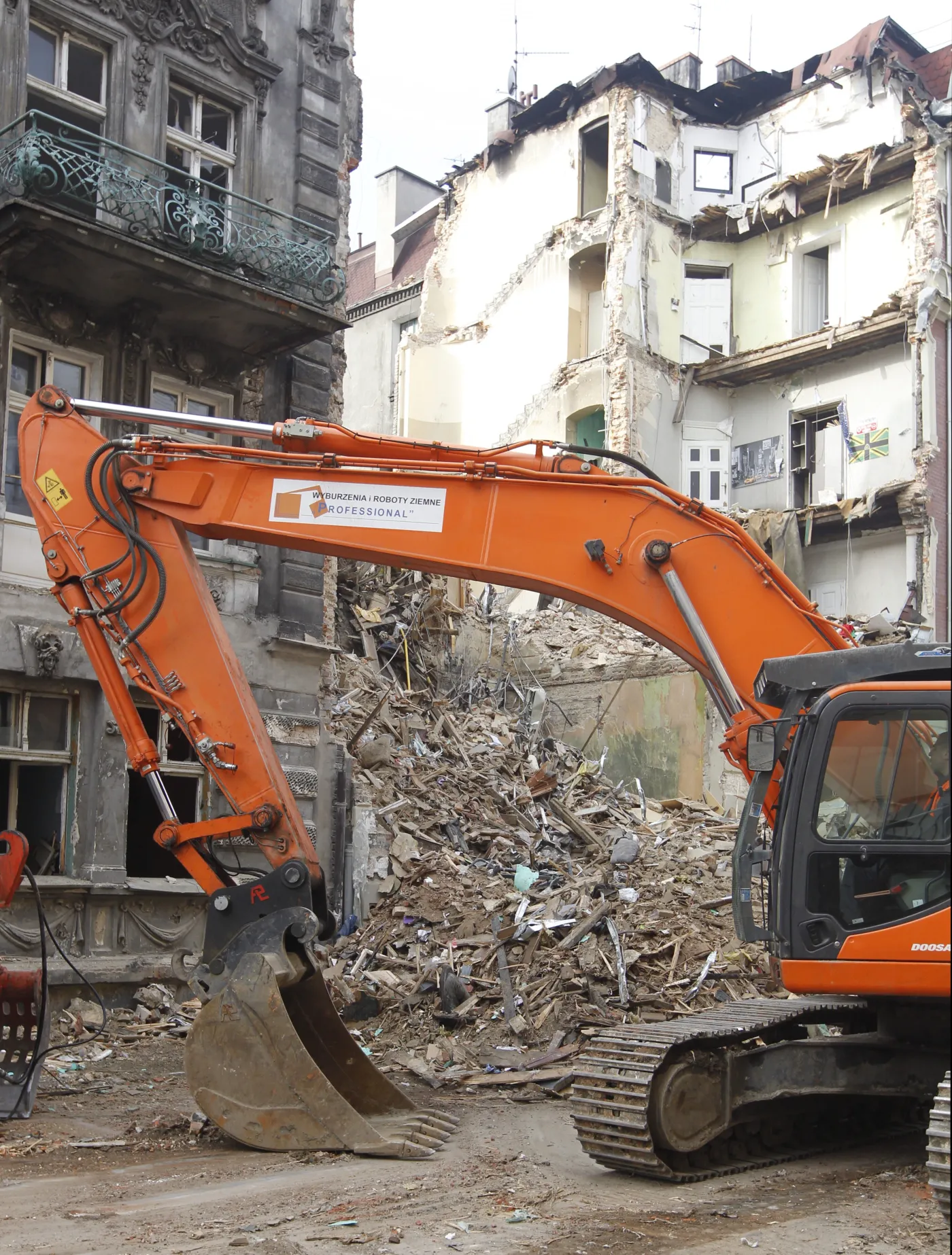 6988923-katowice-zawalona-kamienica-wybuch.jpg