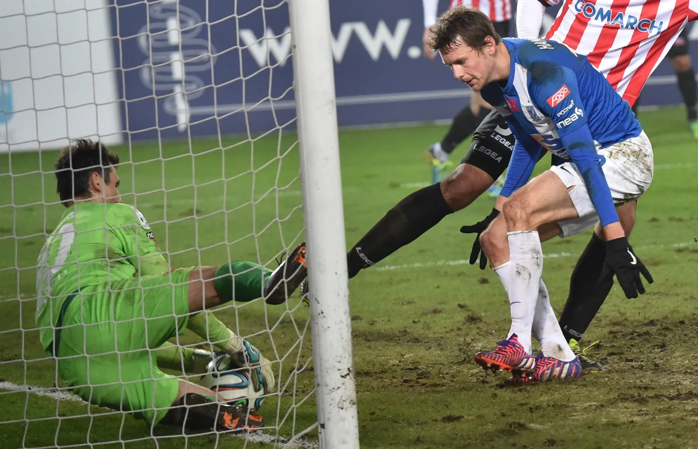 Bramkarz Cracovii Krzysztof Pilarz (L) atakowany przez Kaspra Hamaiainena z Lecha Poznań podczas meczu polskiej T-Mobile Ekstraklasy