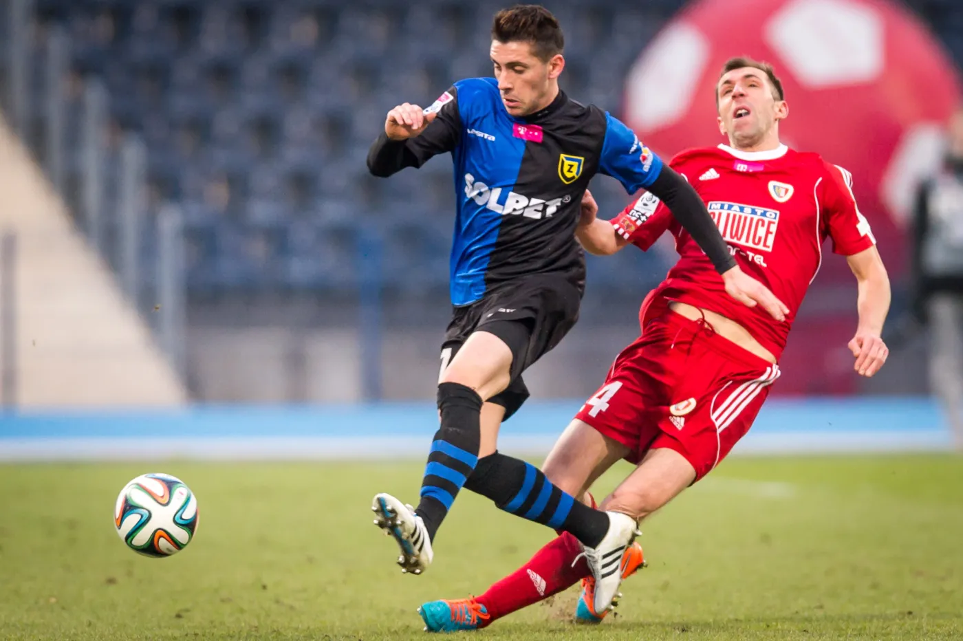 Zawodnik Zawiszy Bydgoszcz Micael Cabrita Silva (L) walczy o piłkę z Adrianem Klepczyńskim (P) z Piasta Gliwice podczas meczu polskiej EkstraklasyZawodnik Zawiszy Bydgoszcz Micael Cabrita Silva (L) walczy o piłkę z Adrianem Klepczyńskim (P) z Piasta Gliwice podczas meczu polskiej EkstraklasyZawodnik Zawiszy Bydgoszcz Micael Cabrita Silva (L) walczy o piłkę z Adrianem Klepczyńskim (P) z Piasta Gliwice podczas meczu polskiej Ekstraklasy