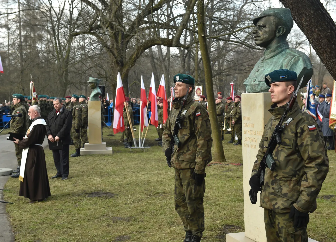 7485689-odsloniecie-popiersia-podpulkownika.jpg