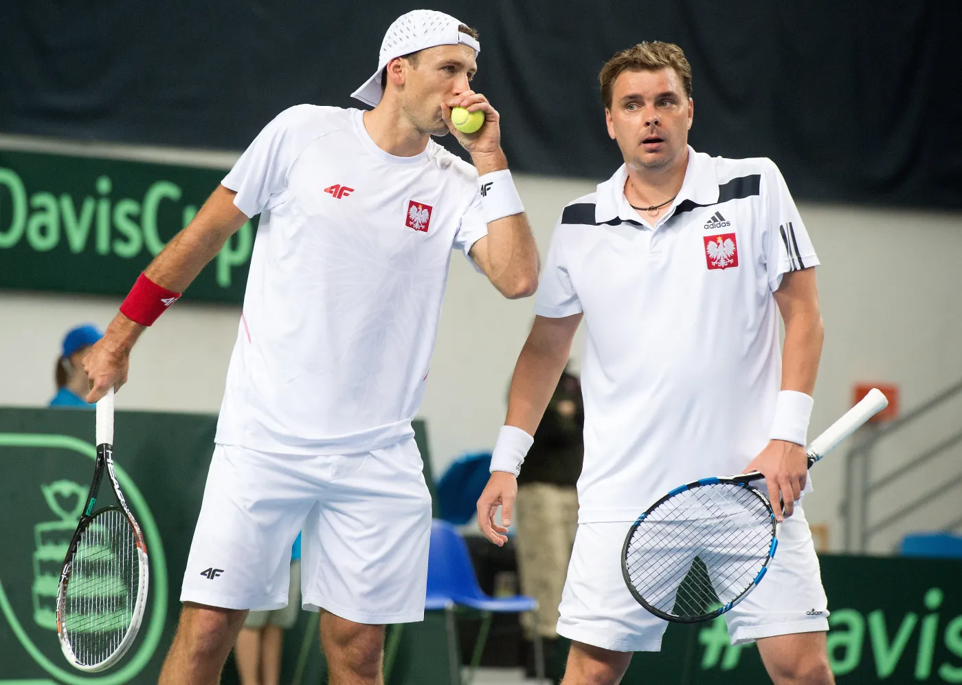 Łukasz Kubot (L) i Marcin Matkowski (P) podczas pojedynku deblowego z Litwinami Laurynasem Grigelisem i Ricardasem Berankisem w meczu 1. rundy Grupy I Strefy Euro-Afrykańskiej tenisowego Pucharu Davisa 