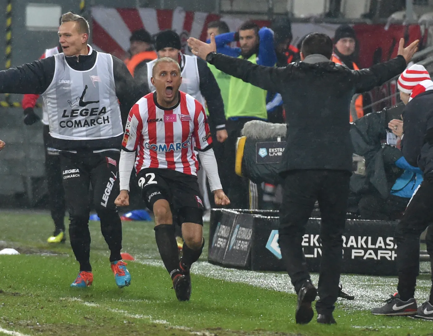 Strzelec gola dla Cracovii Deniss Rakels (C) fetuje zdobycie bramki wraz z uradowanym trenerem Robertem Podolińskim (P) w meczu T-Mobile Ekstraklasy z Piastem Gliwice 