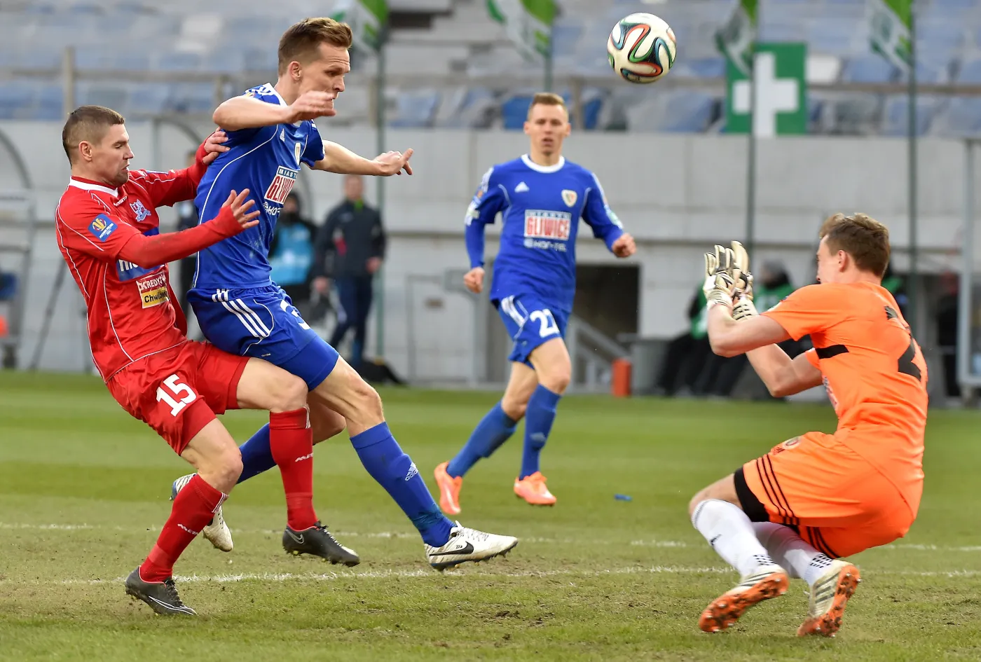 Zawodnik Podbeskidzia Bielsko-Biała Krzysztof Chrapek (L) walczy o piłkę z Csabą Horvatem (C) z Piasta Gliwice podczas rewanżowego meczu ćwierćfinałowego Pucharu Polski