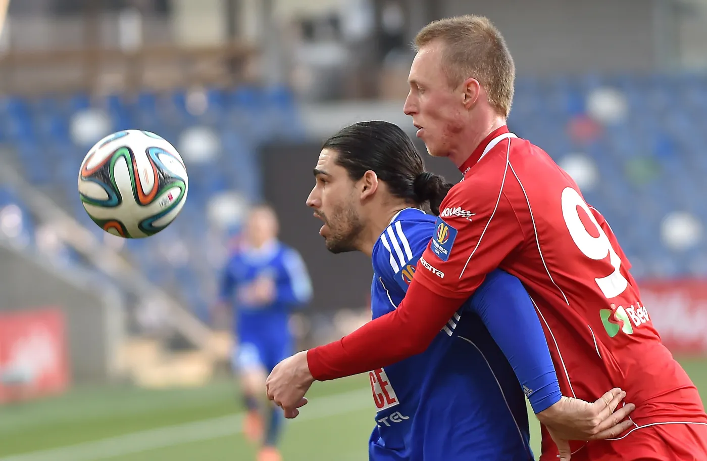 Zawodnik Podbeskidzia Bielsko-Biała Kristian Kolcak (P) walczy o piłkę z Rubenem Jurado (L) z Piasta Gliwice podczas rewanżowego meczu ćwierćfinałowego Pucharu Polski
