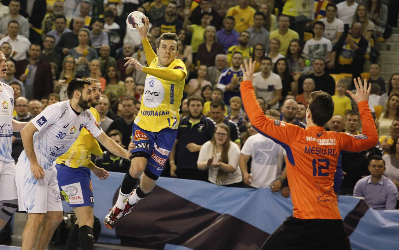 Zawodnik Vive Tauron Kielce Manuel Strlek (2L) mija w ataku Dragana Gajic (L) i rzuca w kierunku Kevina Mesnarda (P), bramkarza Montpellier Agglomeration HB w rewanżowym meczu 1/8 finału Ligi Mistrzów piłkarzy ręcznych